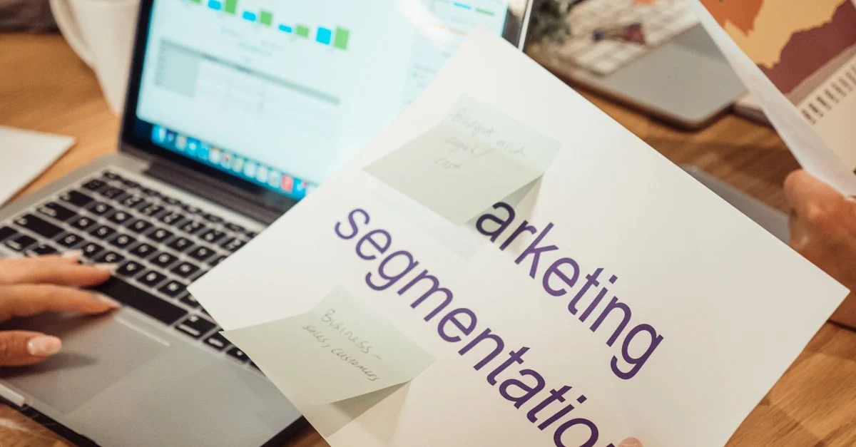 Eksperci analizują dane marketingowe przed redesignem strony internetowej