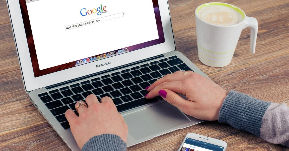 Konsultant analizujący projekt strony internetowej pod kątem SEO na ekranie laptopa