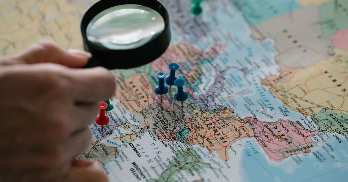 Specjalista analizuje mapę Warszawy i dane SEO pod kątem pozyskiwania leadów z dzielnic