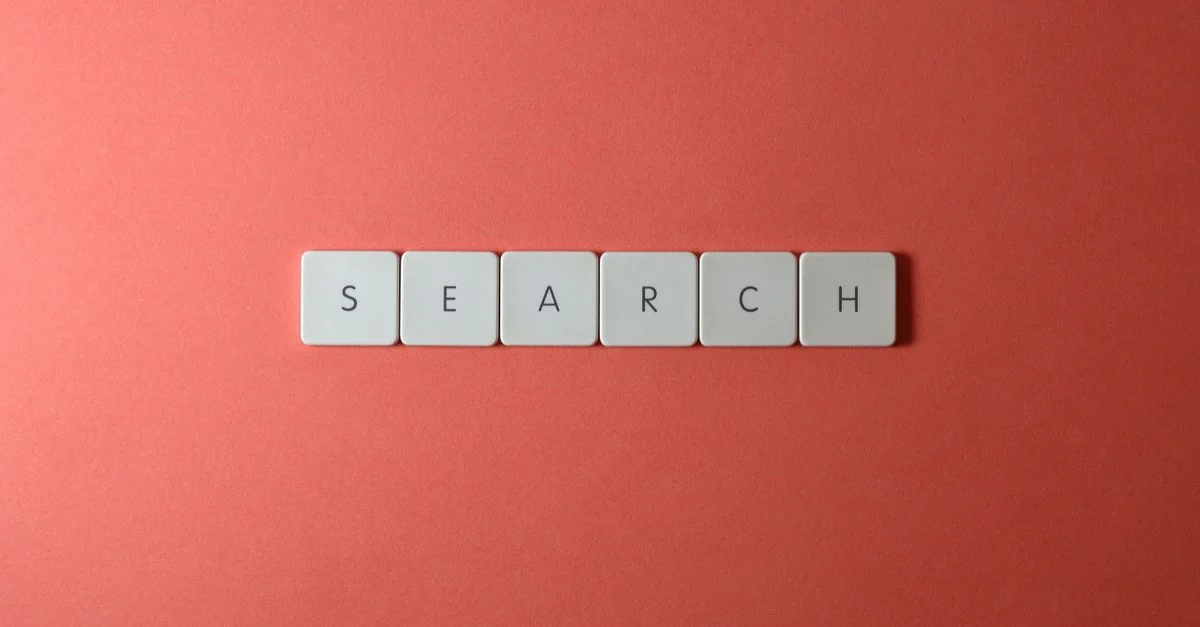 Zespół analizujący uruchomienie nowej strony internetowej pod kątem SEO, struktury i danych